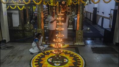 Onam decorations at Rasta peth Ayyappa temple in Pune, on Wednesday. Younger generation with nuclear family prefer to eat Onam sadya in restaurants than make it at home. (SHANKAR NARAYAN/HT) Onam decorations at Rasta peth Ayyappa temple in Pune, on Wednesday. Younger generation with nuclear family prefer to eat Onam sadya in restaurants than make it at home. (SHANKAR NARAYAN/HT)