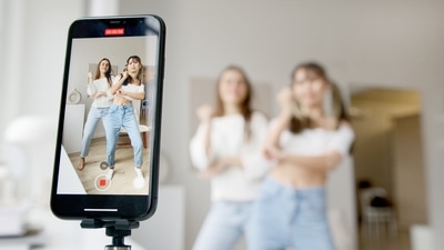 Tips for parents to monitor children’s online activities, break social media addiction in adolescents (Artem Podrez) Tips for parents to monitor children’s online activities, break social media addiction in adolescents (Artem Podrez)
