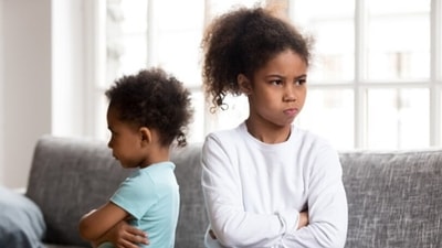 Home dynamics that strain sibling relationships (Unsplash)