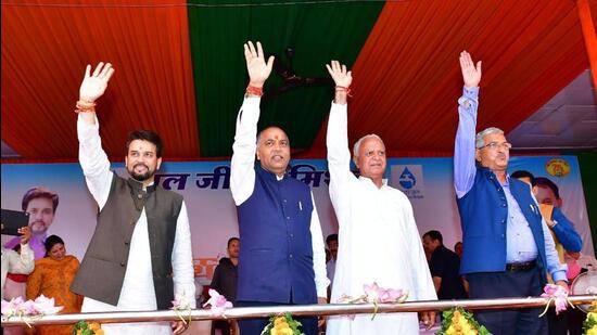 HP CM Jai Ram Thakur, Union minister Anurag Thakur along with other leaders in Dharmapur on Thursday. (HT Photo)