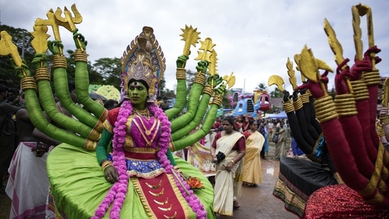 ஓணம் கொண்டாட்டத்தில் தொடக்கமாக இந்து தெய்வங்களை போல் உடை அணிந்து அட்சமய கோலத்தில் காட்சி தரும் கலைஞர்கள்