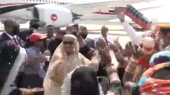Bangladesh Prime Minister Sheikh Hasina grooved with the local artists who had gathered at Jaipur airport to welcome her in Rajasthan. Bangladesh Prime Minister Sheikh Hasina grooved with the local artists who had gathered at Jaipur airport to welcome her in Rajasthan.