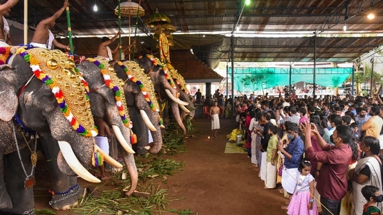 கேரள மாநிலம் எர்ணாகுளத்தில் உள்ள திருக்காக்கரா கோயிலில் நடைபெற்ற 'பூரம்' ஊர்வலத்தில் மகரவிளக்கு அலங்காரத்துடன் யானைகள் பங்கேற்றன