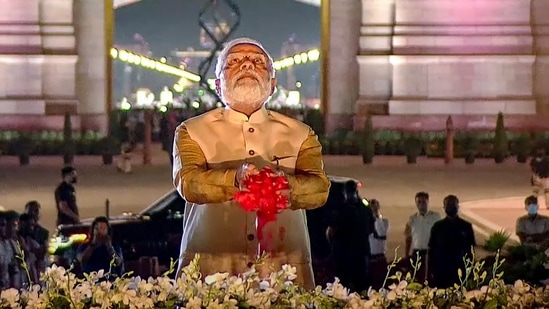 Prime Minister Narendra Modi pays tribute after inaugurating 28-ft statue of Netaji Subhas Chandra Bose as part of the revamped Central Vista.(PTI)