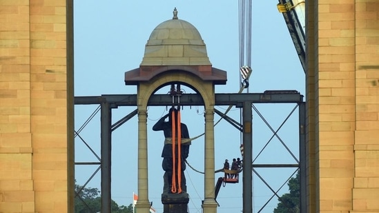 A statue of Subhash Chandra Bose getting installed in the Grand Canopy ahead of the inauguration of the Central Vista Lawns at India Gate in New Delhi, India. (Hindustan Times)