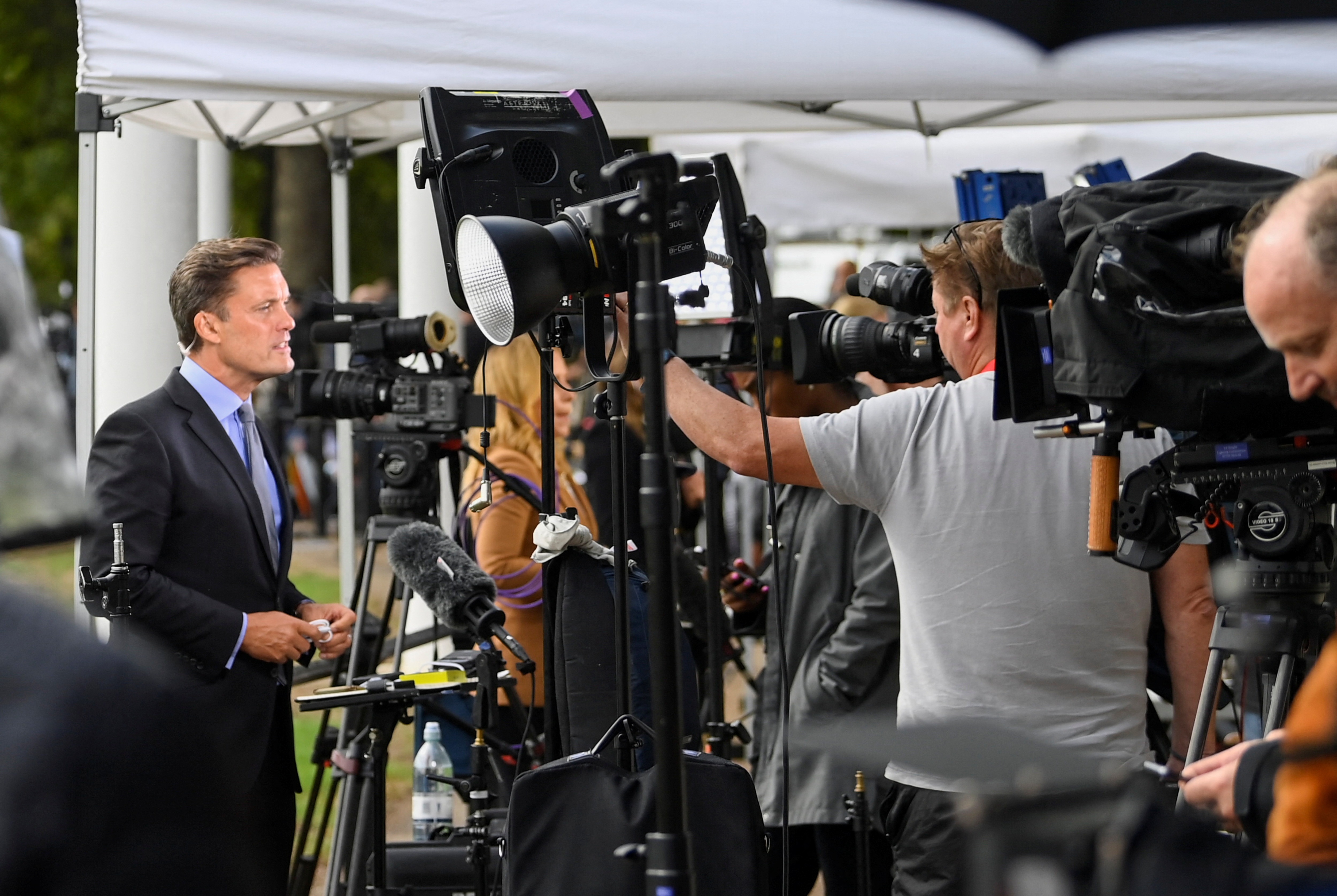 Broadcast media members gather outside Buckingham Palace. (Reuters)