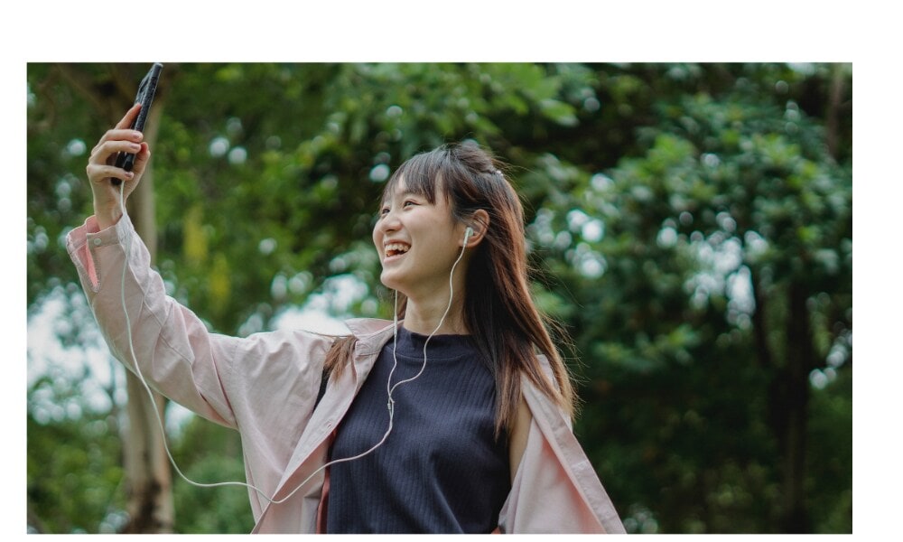 Earphones under  ₹1,500 offer great sound clarity and come with noise cancellation feature too. (Pexels)