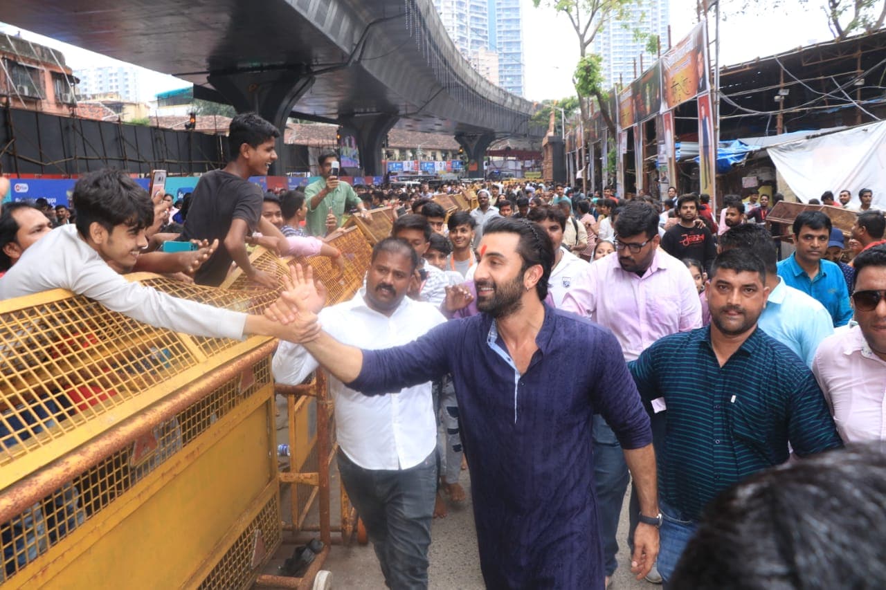 Ranbir Kapoor interacting with fans outside the Lalbaugcha Raja.