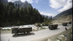 Um comboio do exército indiano se move na rodovia Srinagar-Ladakh em Gagangeer, a nordeste de Srinagar, Jammu e Caxemira, em 1º de setembro de 2020. (AP)