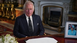 Rei Charles III Primeiro Discurso: O Rei Charles III da Grã-Bretanha faz seu discurso à nação e à Commonwealth do Palácio de Buckingham, em Londres.