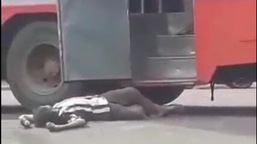 नशे में धुत यात्री को बस से लात मारने के आरोप में एक बस कंडक्टर को ड्यूटी से निलंबित कर दिया गया है।