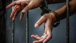 हथकड़ी के साथ जेल में कैदी (प्रतिनिधि छवि / गेटी इमेज / आईस्टॉकफोटो)