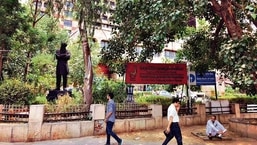 पिछली गली होने के कारण, टॉल्स्टॉय लेन व्यस्त टॉल्स्टॉय मार्ग की तुलना में अधिक अंतरंग है।