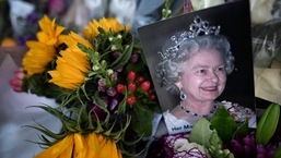 Homenagens florais são vistas do lado de fora do Palácio de Buckingham, em Londres, em 9 de setembro de 2022, um dia após a morte da rainha Elizabeth II aos 96 anos. (Foto de STEPHANE DE SAKUTIN/AFP)