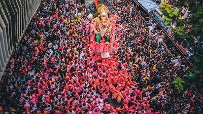 Mumbai saw a massive crowd gathered at the iconic Lalbaugcha Raja. (ANI) Mumbai saw a massive crowd gathered at the iconic Lalbaugcha Raja. (ANI)