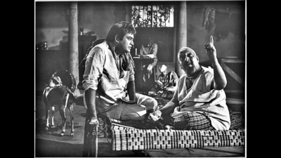 Sanjeev Kumar (left) and David Abraham Cheulkar in Yehi Hai Zindagi. (HT Photo) Sanjeev Kumar (left) and David Abraham Cheulkar in Yehi Hai Zindagi. (HT Photo)