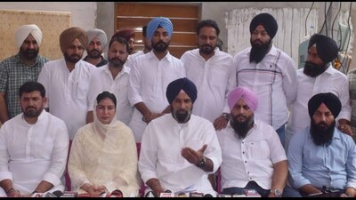 Senior SAD leader Bikram Singh Majithia addressing mediapersons in Ludhiana on Friday. (Gurpreet Singh/HT)