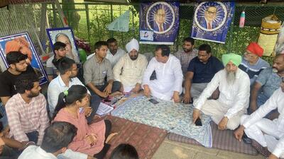 Congress’ Raj Kumar Chabbewal showing his support for the student protest outside PU’s V-C Office. (Keshav Singh/HT)