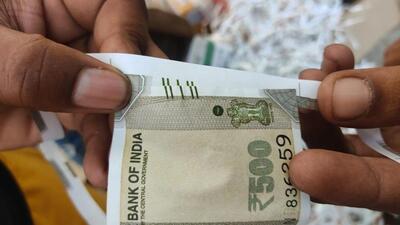 Pomegranate boxes purchased from the wholesale market in Bathinda were found stuffed with shredded packaging material that resembles Indian currency. (HT PHOTO )