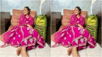 The actor decked up in nude eyeshadow, black eyeliner, black kohl, mascara-laden eyelashes, drawn eyebrows, contoured cheeks and a shade of pink lipstick. (Instagram/@realhinakhan)