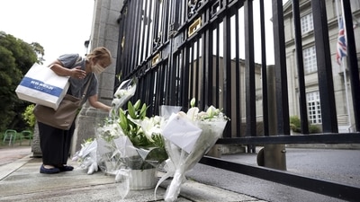 There were similar scenes outside the queen's Windsor Castle home. Black cabs lined up outside the palace to pay homage to the Queen. (AP) There were similar scenes outside the queen's Windsor Castle home. Black cabs lined up outside the palace to pay homage to the Queen. (AP)