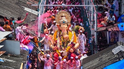  Devotees could be seen offering flowers and gulaal to Lord Ganesha. (PTI) Devotees could be seen offering flowers and gulaal to Lord Ganesha. (PTI)