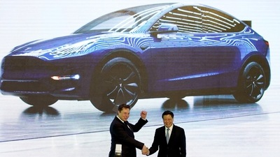 FILE PHOTO: Tesla Inc CEO Elon Musk and Shanghai's Mayor Ying Yong attend an opening ceremony for Tesla's China-made Model Y program in Shanghai, China January 7, 2020. REUTERS/Aly Song/File Photo