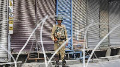 A file photo of paramilitary soldier standing guard near barbed wires during restrictions in Jammu and Kashmir. (HT File)