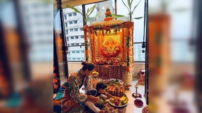Jeh Ali Khan and his mother Kareena Kapoor Khan get captured in candid. Kareena donned a beautiful printed kaftan-inspired kurta while Jeh looked too-adorable in his t-shirt and white suspender pants. (Instagram/@kareenakapoorkhan) Jeh Ali Khan and his mother Kareena Kapoor Khan get captured in candid. Kareena donned a beautiful printed kaftan-inspired kurta while Jeh looked too-adorable in his t-shirt and white suspender pants. (Instagram/@kareenakapoorkhan)