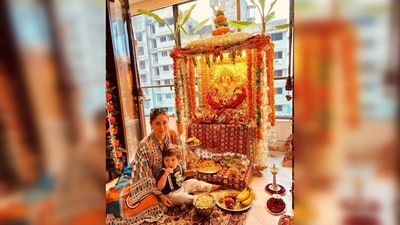 Kareena Kapoor shared adorable photos with her younger son Jeh Ali Khan as the mother-son duo seek blessings from Lord Ganesha on the auspicious occasion. (Instagram/@kareenakapoorkhan) Kareena Kapoor shared adorable photos with her younger son Jeh Ali Khan as the mother-son duo seek blessings from Lord Ganesha on the auspicious occasion. (Instagram/@kareenakapoorkhan)