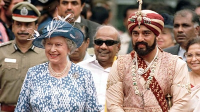 Kamal Haasan with Queen Elizabeth on sets of Marudhanayagam.&nbsp;