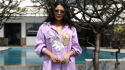 Swara Bhasker said single life is like sifting through garbage. She also blamed Shah Rukh Khan and Aditya Chopra for ruining her love life. (Instagram) Swara Bhasker said single life is like sifting through garbage. She also blamed Shah Rukh Khan and Aditya Chopra for ruining her love life. (Instagram)