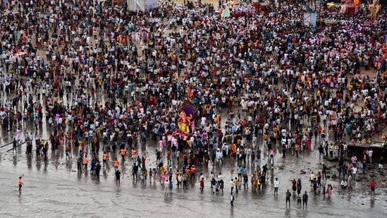 A huge crowd gathers to immerse Lord Ganesh's idol at Girgaum Chowpatty beach in Mumbai.(ANI)