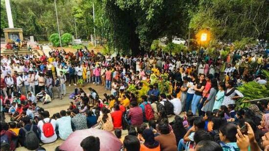 The protesting students demanded that a library or other facilities be provided instead of the temple being constructed by civic body Bruhat Bengaluru Mahanagara Palike. (HT Photo) The protesting students demanded that a library or other facilities be provided instead of the temple being constructed by civic body Bruhat Bengaluru Mahanagara Palike. (HT Photo)