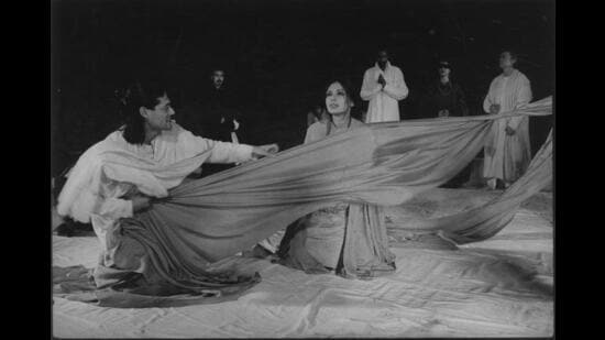 Mallika Sarabhai as Draupadi with Georges Corraface as Dushassan in Peter Brook's Mahabharata (1985). (HT Photo)