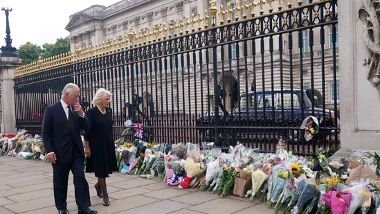 Primeiro Discurso do Rei Carlos III: Rei Carlos III da Grã-Bretanha e Camilla, Rainha Consorte da Grã-Bretanha assistem a tributos florais.(AFP)