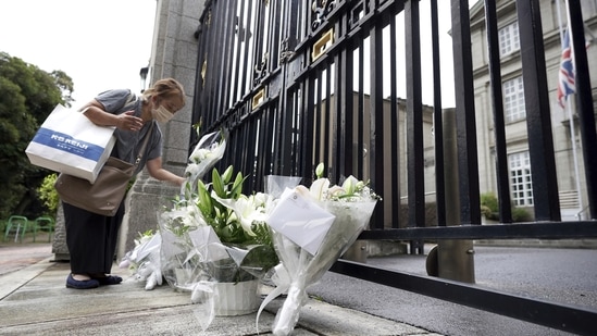 There were similar scenes outside the queen's Windsor Castle home. Black cabs lined up outside the palace to pay homage to the Queen.(AP)