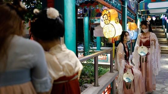 Women in traditional Chinese Hanfu clothing hold lanterns, pose for photos before Mid-Autumn festival at Wong Tai Sin temple in Hong Kong, China. &nbsp;(REUTERS/Tyrone Siu)