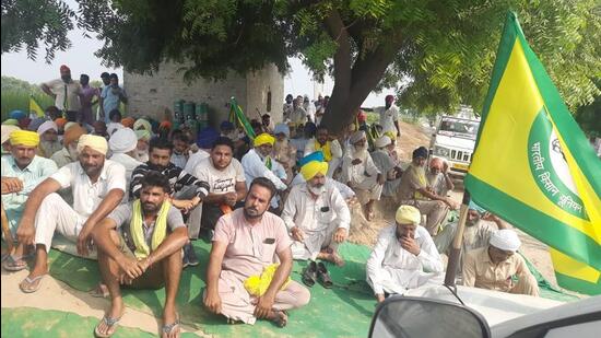 Members of BKU- Ugrahan protest against police administration in Bathinda on Friday (Sanjeev Kumar/Hindustan Times)