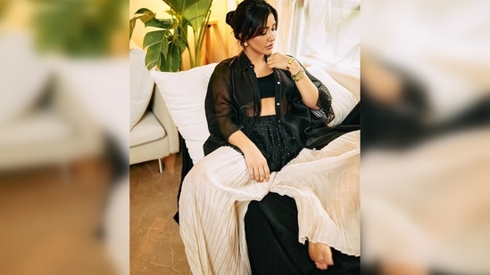 Neha Sharma kept her makeup minimal. She tightlined her eyes with kohl, added some shimmer to her lids and kept her lips neutral.(Instagram/@nehadharmaofficial)