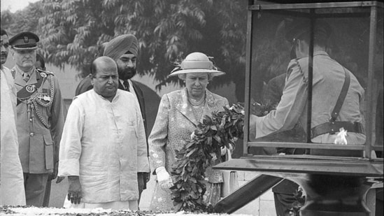 Queen Elizabeth II pays homage at Rajghat in New Delhi, India on October 13, 1997. (Arun Jetlie / HT Photo )