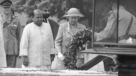 Queen Elizabeth II pays homage at Rajghat in New Delhi, India on October 13, 1997.&nbsp;(Arun Jetlie / HT Photo )