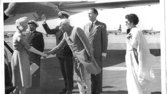Queen Elizabeth being received by former Prime Minister Jawaharlal Nehru on arrival at Palam airport after the conclusion of her Nepal visit. (HT Photo)