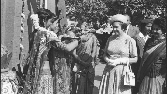 School girls perform a religious ritual upon the Queen’s arrival at St Thomas School, Delhi on November 18, 1997. This was the Queen’s second visit to India. (Ajit Kumar / HT Photo)