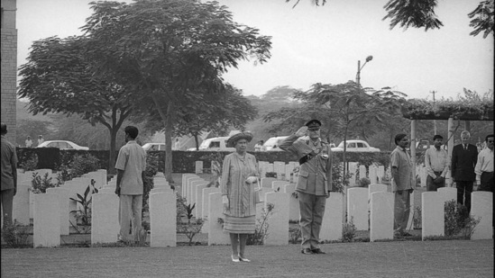 Queen Elizabeth II pictured as she pays homage at the War Centenary in New Delhi, India on October 15, 1997. (Girish Srivastava / HT Photo)