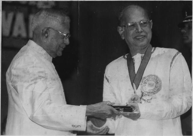 President R Venkataraman (left) presenting the national award for Best Direction to Tapan Sinha for his Hindi Film ‘Ek Doctor Ki Maut’ at the 38th National Film Awards at Siri Fort in New Delhi on 7 May 1991. (HT Photo)