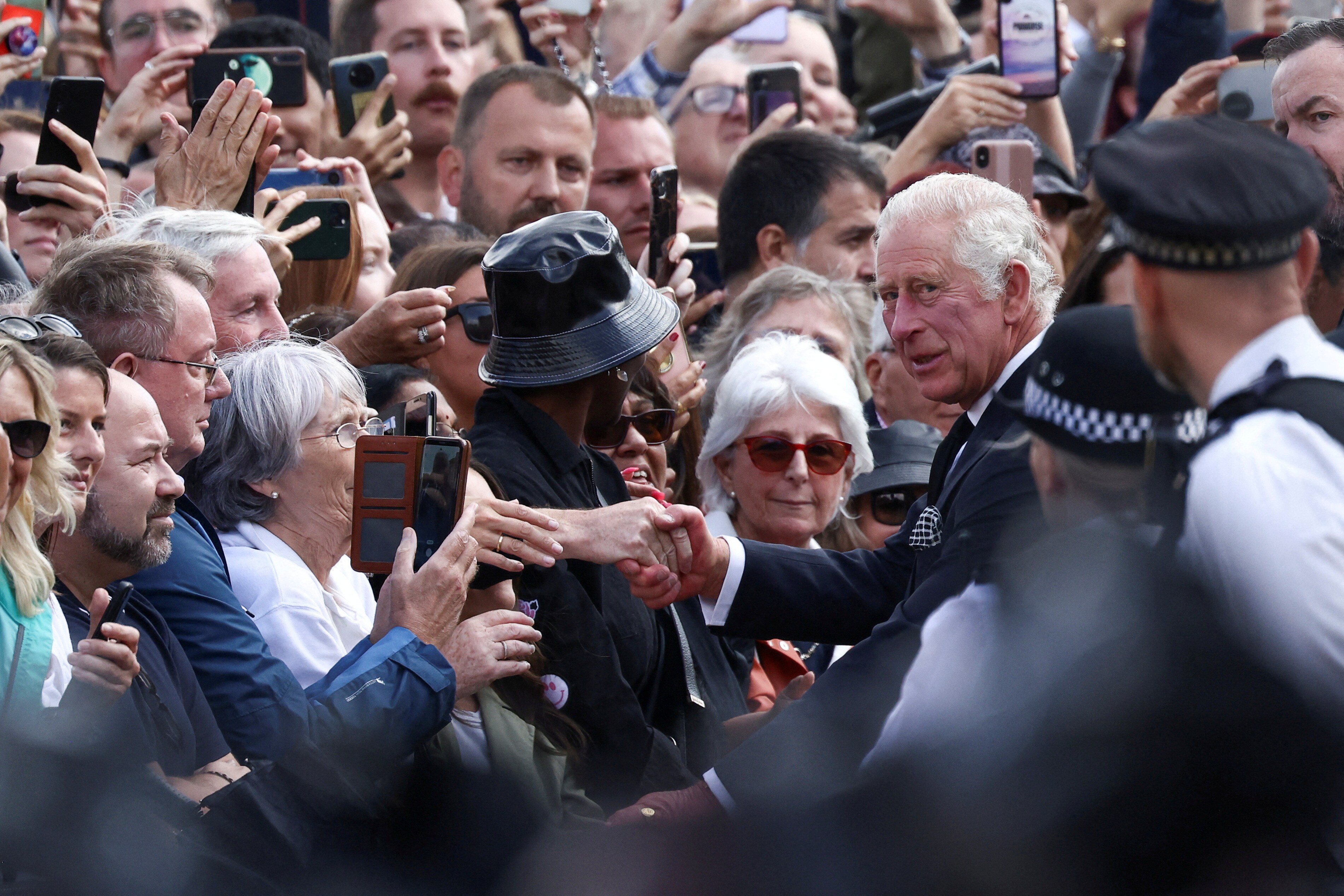 Britain's King Charles meets with members of the public outside Buckingham Palace, following the passing of Britain's Queen Elizabeth, in London, Britain, September 9, 2022. (REUTERS/Henry Nicholls)