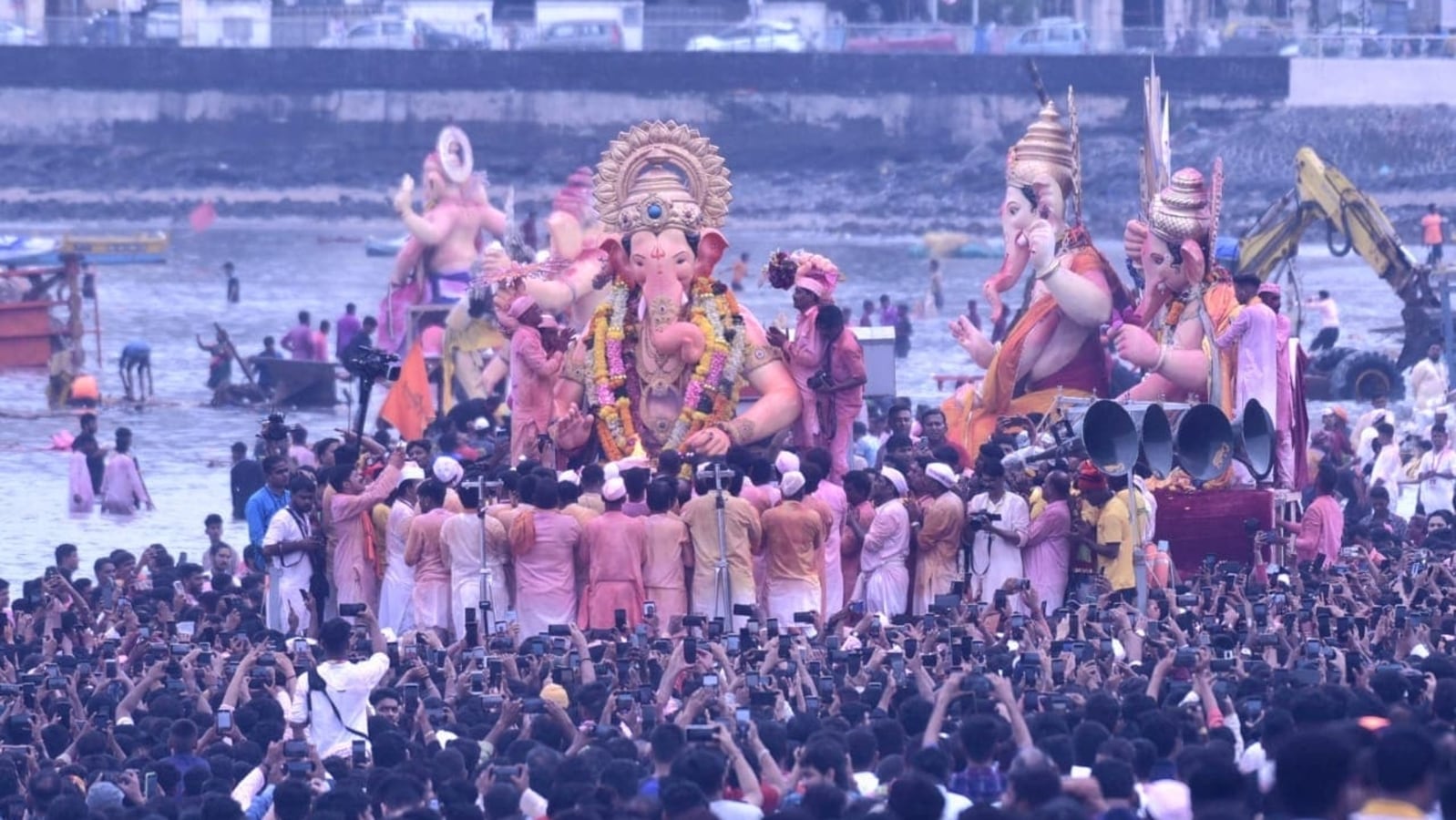 Lalbaugcha Raja arrives for immersion at Girgaon chowpatty in