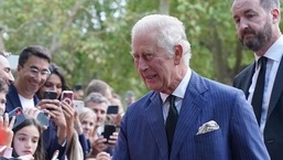 O rei da Grã-Bretanha, Carlos III, cumprimenta os simpatizantes ao retornar à Clarence House do Palácio de Buckingham, em Londres, em 10 de setembro.