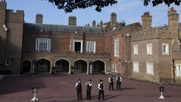 Rei Charles III Ascensão: Policiais em guarda no Palácio de St James, em Londres.